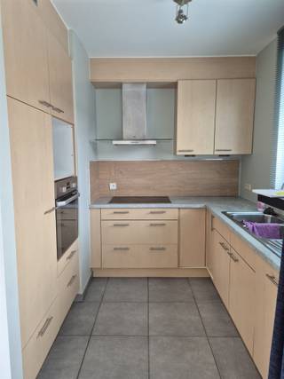 <p><span>Prachtig ruim appartement met zonnig terras om op te vertoeven.</span></p><p><span>Dit appartement is als volgt ingedeeld: inkomhal met apart gastentoilet, </span></p><p><span>leefruimte met open volledig geïnstalleerde keuken, nachthal, drie slaapkamers en een badkamer met dubbele lavabo, ligbad, douche en toilet.</span></p><p><span>Twee aangename terrassen met open zicht.</span></p><p><span>Buiten staanplaats aanwezig.</span></p><p><span>Voor meer info of bezoek contacteer Pattymo.</span></p>