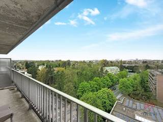 <p><b>Watermael-Boitsfort – In the residential neighbourhood of Place Keym, ideally situated in a green and peaceful setting, close to numerous shops and transport links, a bright 2-bedroom flat of approximately 97m² of living space located on the 10th<sup>floor</sup></b><strong>, offering unobstructed views across the neighbourhood, comprising an entrance hall with a separate toilet and its own washbasin, a spacious living room of approx. 40.5m² with a large east-facing terrace of approx. 10m² offering stunning views over Parc de la Héronnière, flooding the living room with light, a fully fitted semi-open-plan kitchen (fridge/freezer, hobs, extractor hood, oven, dishwasher), a bedroom of approx. 11m² with access to a west-facing terrace of approx. 10m², a bedroom of approx. 18m² with access to the same west-facing terrace of approx. 10m², shower room (walk-in shower, washbasin, washing machine connection), and a cellar. Double-glazed window frame. Estimated service charges of €220/month (cold water, hot water, heating, communal areas). EPC rating C-! Available from 01/07/2026. Dimensions provided for information only.</strong></p>
<p><u>On the 10<sup>th</sup> floor:</u></p>
<ul>
<li>Entrance hall with cloakroom</li>
<li>Separate toilet with its own washbasin</li>
<li>Spacious and bright living room of approx. 40.5m² (6 x 6.7) with an east-facing terrace of approx. 10m² offering superb views of Parc de la Héronnière</li>
<li>Fully fitted kitchen opening onto the living room (oven, hobs, extractor hood, fridge/freezer, dishwasher)</li>
<li>Bedroom wing</li>
<li>Bedroom of approx. 11m² (3.68 x 2.87) with a west-facing terrace of approx. 10m²</li>
<li>Bedroom of approx. 18m² (3.7 x 4.85) with a west-facing terrace of approx. 10m²</li>
<li>Shower room (walk-in shower, washbasin, washing machine connection)</li>
</ul>
<p>Cellar no. 93</p>
<p>Service charge provision of €220/month (cold water, hot water, heating, communal areas)</p>
