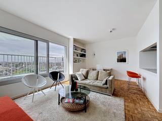 The apartment on the 9th floor can be reached by elevator and has the following layout:- entrance hall with built-in storage solution. On top of...
