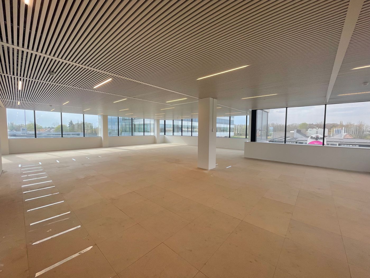 1.150 m² high-end kantoorruimte te huur, naast de E40 Aalst. - foto 1