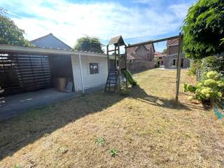 Te renoveren HALF-OPEN WONING op een ZALIGE LIGGING. Deze statige woning op een mooie grondoppervlakte van 426 m², is gelegen in een doodlopende straat.<br />Grenzend aan Park Steevens, het Interbad, het Paalbos, Hoeve Hangerijn, alle winkels op de Maalse Steenweg, het kan letterlijk niet beter zijn!<br />Indeling, op het gelijkvloers: ruime inkom met toilet, keukenruimte, mooie living met schuifraam naar de tuin.<br />Boven zijn er 2 mooie slaapkamers, plaats voor badkamer en zolder die nog ingericht kan worden.<br /><br />Oprit voor meerdere wagens aanwezig, grote tuinberging, GROOT TERRAS & ZONNIGE TUIN.<br /><br />Een prachtige plek om jouw toekomstverhaal te volbrengen!