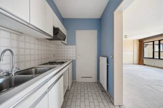 Dit appartement is zeer goed gelegen in het centrum van Tienen. Makkelijk bereikbaar via E40, kortbij bushalte en treinstation. Het appartement bevindt zich op de 2e verdieping en is bereikbaar met lift. Het omvat: inkom, toilet, 2 slaapkamers, ruime leefruimte, keuken met berging en een badkamer met plaats voor wasmachine en droogkast. Bovendien beschikt u over een privatieve kelder van 8m² en een gemeenschappelijke tuin op de binnenplaats. Centrale verwarming via condensatieketel aardgas en overal zijn er ALU ramen met dubbel glas. Mogelijkheid om autostaanplaats te kopen in de residentie of garage of autostaanplaats huren in dezelfde straat. Maak snel een afspraak voor dit appartement in het centrum van Tienen.