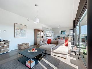 Situé dans le petit anneau de Waregem, ce bel appartement d'angle offre une expérience de vie exceptionnelle. Grâce aux grandes fenêtres pouvant atteindre 30 m² et aux hauts plafonds de 3,10 mètres, vous pouvez profiter d'une sensation de lumière et d'espace dans chaque pièce.<br /><br />Il dispose de deux chambres, d'une salle de bains, d'un salon lumineux avec cuisine ouverte et d'une terrasse spacieuse. De plus, cet appartement offre suffisamment d'intimité et dispose de nombreux espaces de rangement. <br /><br />L'ensemble de l'appartement dispose d'un parquet élégant et d'un chauffage au sol confortable.<br /><br />MISE EN PAGE :<br /><br />Hall d'entrée avec vestiaire intégré - toilettes invités - salon spacieux avec cuisine ouverte - grand débarras avec lave-linge et placards intégrés - chambre 1 - salle de bain avec douche à l'italienne et lavabo - chambre 2<br /><br />AVANTAGES :<br />+ Terrasse spacieuse avec éclairage LED<br />+ Espace de vie lumineux<br />+ Économe en énergie<br />+ Situé à la périphérie de la ville, à proximité de différentes routes d'accès<br /><br />Dans l'ensemble :<br />- Place de parking requise : 40,00 €/mois<br />- Règlement des dépenses : 115,00 €/mois : eau et gaz (frais provisoires)<br /><br />Le moyen le plus rapide pour visiter cette propriété ? <br />Demandez votre visite via le bouton rouge de notre site Web (www.dewaele.com) et vous serez contacté par notre courtier. <br />Aucun rendez-vous ne peut être pris par téléphone. <br />Pour toute autre question, vous pouvez nous contacter par téléphone au 056 605 605.