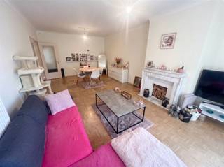 <p><span>TOPPPER !!! GERENOVEERD APPARTEMENT, OPBRENSTEIGENDOM INCLUSIEF </span></p><p><span>BERGING EN ONDERGRONDSE STAANPLAATS/BOX</span></p><p><span> </span></p><p><span>Indeling : </span></p><p><span>Via de inkomhal met vestiaire komt men in de ruime living met eetplaats.</span></p><p><span>Aanpalend is er een ingerichte keuken. </span></p><p><span>Zowel de keuken als de living geven toegang tot het ruim en zonnig terras met zicht op groene omgeving.</span></p><p><span>Verder zijn er 2 ruime slaapkamers , een berging en badkamer met inloopdouche. </span></p><p><span>Inbegrepen in de prijs is een grote berging en ondergrondse parkeerplaats/box.</span></p><p><span> </span></p><p><span>Technische weetjes : </span></p><p><span>CV op gas . Installatie van 2020.</span></p><p><span>PVC ramen dubbel glas</span></p><p><span>EPC 92 kWh/m2  A-label</span></p><p><span>Geen asbest</span></p><p><span>Elektriciteit conform</span></p><p><span> </span></p><p><span>Wat maakt dit appartement zo speciaal ?</span></p><p><span>Dit gerenoveerd en goed onderhouden appartement is gelegen op wandelafstand van het centrum, winkels, scholen en aan de vernieuwde haven van Oudenaarde. </span></p><p><span> </span></p><p><span>Het appartement is momenteel verhuurd en kan dus ook dienen als opbrengsteigendom. </span></p><p><span> </span></p><p><span>Maak je afspraak via <span>jurgen@immodhondt.be</span></span><span> of 0471 53 06 18 </span></p><p><span> </span></p><p><span> </span></p><p><span> </span></p>