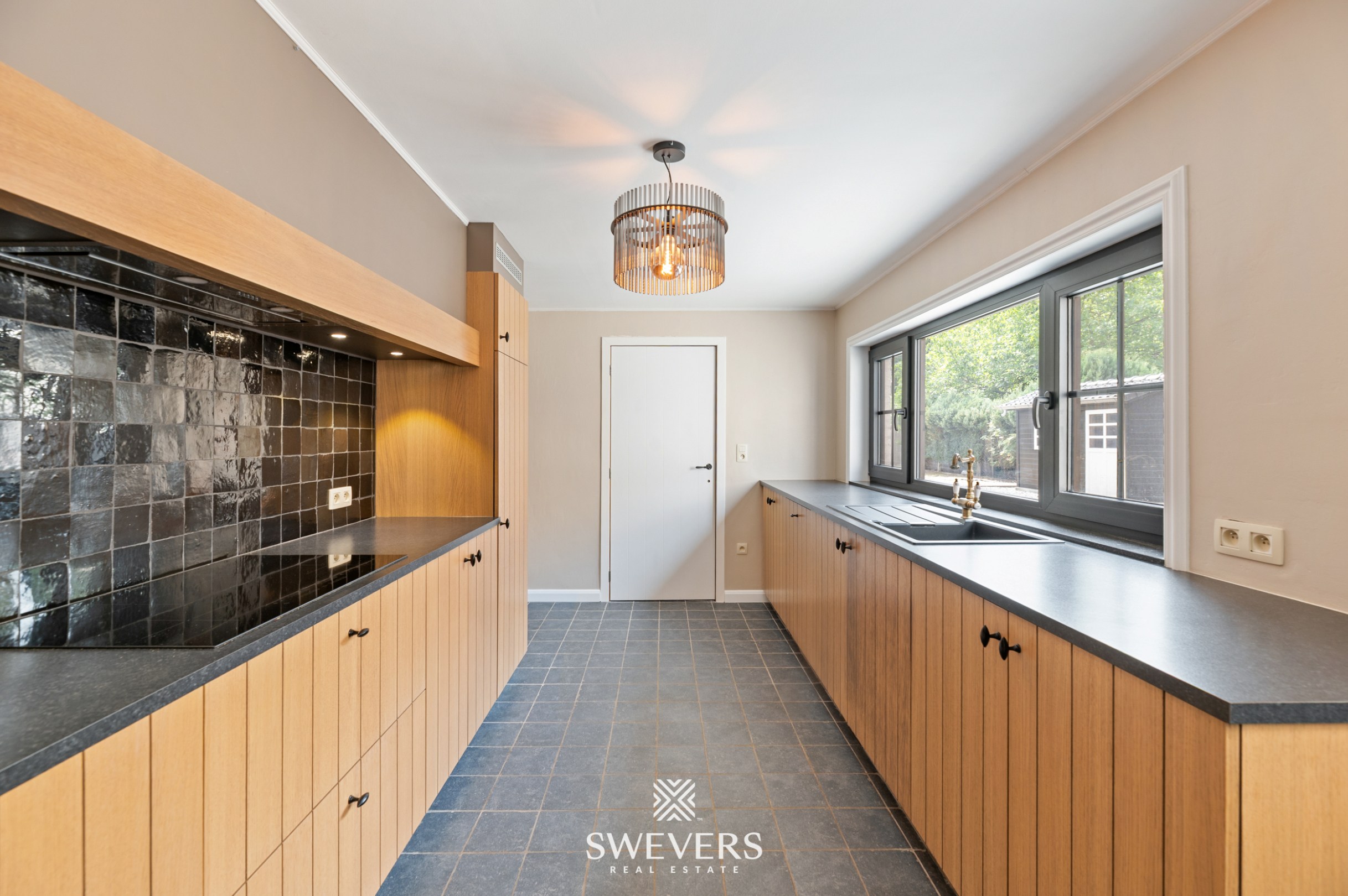 Ruime open bebouwing met 259 m² woonruimte, zuidgerichte tuin en mogelijkheden voor vrij beroep - foto 4