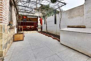 Deze bezielde en centraal gelegen herenwoning ligt op 80 m van de Markt van Eeklo en is de ideale vastgoedbelegging! Via de inkom met...