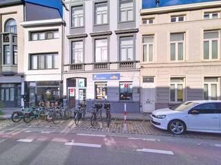 Dit instapklare kantoor is gunstig gelegen vlak bij Dok Noord en ideaal voor uiteenlopende professionele activiteiten.De locatie biedt een comfortabele en vlot toegankelijke werkomgeving, zowel met het openbaar vervoer als met de wagen. Tram- en bushaltes bevinden zich op wandelafstand en voor wie met de wagen komt, zijn er parkeerplaatsen in de straat en in parking Tolhuis op wandelafstand.In de buurt zijn tal van winkels en horecazaken aanwezig: ideaal voor een lunchpauze of een informele afspraak.Oppervlakte:Kantoor (gelijkvloers): 202 m²IndelingHet kantoor beschikt over een inkomhal, drie aparte bureaus en twee open ruimtes die perfect zijn als landschapskantoor of vergaderruimte. Verder is er een ruime keuken en is er moderne sanitaire voorziening aanwezig.Specificaties:- Tapijtvloer- Systeemplafond- LED-verlichting- Verwarming op aardgas- Airconditioning- Kitchenette- Sanitair (2 toiletten)- Aparte tellersBeschikbaarheid:Te bespreken.Hebt u interesse in dit kantoor te huur nabij Dok Noord in Gent? Neem zeker contact op via 09 245 35 35 of business.gent@dewaele.com