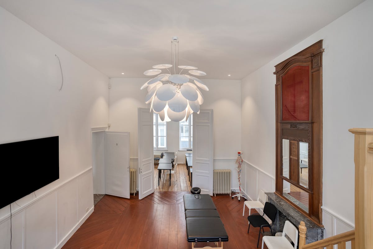 Monumentaal kantoor (769 m²) te huur in hartje Brugge. - foto 4