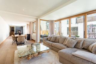 Dit prachtig afgewerkt en riant (214m²) penthouse werd in 2023 volledig gerenoveerd met hoogwaardige materialen. <br />Het is gelegen op de 3e en 4e verdieping van een klein, karaktervol gebouw met lift.<br /><br />Ligging<br />Toplocatie in het hart van het bruisende Zuid, tussen de Marnixplaats en het begin van de Nationalestraat. De perfecte uitvalsbasis voor elke levensgenieter, met alle hotspots op wandelafstand te bereiken.<br /><br />Indeling<br />We bereiken met de lift de 3e verdieping, daar is een hal met veiligheidsdeur en plaats voor een vestiaire. De inkomhal van het appartement is ruim en straalt meteen klasse uit, een knappe stalen deur sluit de leefruimte af van de hal. Aan deze achterzijde vinden we een gastentoilet met lavabo, en een praktische wasberging met ingemaakte kasten. Daarnaast vinden we de knappe leefkeuken met groot eiland, deze ruimte is een oase van licht door de grote koepel. Deze moderne keuken is voorzien van Miele toestellen (vaatwasser, combi stoomoven, inductiekookplaat met ingebouwde dampkap, koelkast, diepvries), een leuk koffiehoekje en veel opbergruimte. De leefruimte met zijn vele raampartijen is een zalige en rustige plek om te vertoeven, de prachtige eiken parketvloer maakt de ruimte zeer gezellig.<br />Aansluitend vinden we hier een aangename en ruime buitenruimte. Aan de voorzijde van het appartement vinden we twee ruime slaapkamers, en een luxueuze badkamer met glazen wanden voorzien van een vrijstaand bad, inloopdouche, lavabomeubel en ingemaakte kast.<br /> <br />De trap in de inkomhal brengt ons naar de 4e verdieping: een gezellige studio ruimte van 65m² voorzien van een zit- en slaapruimte, vele ingemaakte kasten en een badkamer voorzien van een grote inloopdouche, lavabomeubel en toilet. Hier vinden we ook een 2e leuke buitenruimte. <br /><br />Bijzonderheden<br />- 100 % instapklaar, alles in nieuwstaat en voorzien van vele maatkasten<br />- Prachtige eiken parketvloer doorheen het hele appartement<br />- Airco<br />- Kelderberging<br />- Mogelijkheid om in de nabijheid (Kronenburgstraat- een ondergrondse autostaanplaats bij aan te kopen aan 45.000 euro.<br /><br />Verplichte vermeldingen:<br />EPC score 172 kWh/m², B label, energie-zuinig<br />Asbestvrij<br />Blanco elektrische keuring<br />P score C, G score C<br />Stedenbouw in aanvraag