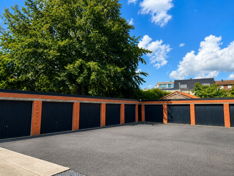 bovengrondse garagegelegen in het volle centrumhuur betaalbaar per kwartaal