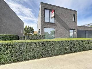 Vous recherchez un logement locatif moderne, prêt à emménager, offrant beaucoup d'espace et de confort ? Cette belle maison neuve située dans la paisible ville de Boezinge allie un aménagement pratique à un confort de vie contemporain.<br /><br />La maison dispose de 3 chambres, de 2 salles de bains, d'un salon spacieux avec cuisine ouverte, d'un abri pour voitures et d'un jardin avec terrasse. La maison a été entièrement peinte et les rideaux sont déjà présents, vous pouvez donc immédiatement profiter d'un cadre de vie agréable.<br /><br />MISE EN PAGE<br />Rez-de-chaussée : <br />- entrée avec toilettes séparées (12 m²) <br />- salon spacieux avec cuisine ouverte (37 m²) avec lave-vaisselle, réfrigérateur, plaque à induction, hotte, four, micro-ondes et placards intégrés - rangement avec branchement pour le lave-linge <br />- chambre de plain-pied (14 m²) <br />- salle de bain avec douche à l'italienne, toilettes et lavabo. <br /><br />Étage +1 : <br />- 2 chambres (13 + 13 m²) <br />- salle de bain 2 avec lavabo, douche et toilettes. <br /><br />À l'extérieur : <br />- abri d'auto <br />- jardin avec terrasse <br /><br />Êtes-vous intéressé par cette propriété à louer à Ypres ? Naviguez ensuite sur le site www.dewaele.com, cliquez sur le bouton rouge « Demander une visite » et remplissez le profil du locataire. Ensuite, nous vous contacterons pour une visite
