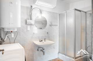 Deze nog verder af te werken woning ontvangt je in een compacte inkomhal, en zo kom je verder tot in een ruime leefruimte. De aanpalende keuken is reeds grotendeels volledig vernieuwd (afwerkingsmaterialen zijn aanwezig), en via een achterhalletje komen we tot in de badkamer met douche. In de keuken beschik je over een handige opbergruimte. Op de eerste verdieping vinden we de enige slaapkamer terug. Deze heeft rondom zicht op de landelijke omgeving, en een dressing vormt hier een mooie bonus. Op het einde van de lange oprit naast de woning is er een grote carport aanwezig, waardoor er plaats is voor meerdere wagens. Achter de woning kun je genieten van het buitenleven in een ruime tuin, met uitzicht op de landelijke omgeving. Deze woning is een mooie opportuniteit voor handige Harry's, die nog enkel werk moeten maken van de verdere afwerking om van deze woning een mooie thuis te maken. In alle leefvertrekken is airco aanwezig. Inschrijven via mail naar tommy@immo-home.be, geen telefonische inschrijvingen! Volg ons op Fb en Insta. Voor meer info: www.immo-home.be. GRATIS SCHATTING & GRATIS FINANCIEEL ADVIES