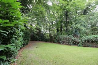 <p><strong><b>Instapklare gezinswoning – volledig gerenoveerd!</b></strong></p>
<p>Op zoek naar een woning die ruimte en comfort combineert met energiezuinigheid en de technieken van vandaag? Deze recente totaalrenovatie (2024-2025) werd tot in de puntjes afgewerkt en staat te wachten op haar eerste bewoners. Met 4 slaapkamers, een luxebadkamer, een gezellige leefruimte, splinternieuwe keuken en een prachtig perceel van maar liefst 1.522 m², biedt dit huis alles voor wie meteen zorgeloos wil intrekken!</p>
<p><strong><b>Indeling:</b></strong></p>
<ul>
<li><span></span>Ruime inkomhal die meteen een verzorgd gevoel geeft.</li>
<li><span></span>Gezellige leefruimte met aansluitend de keuken</li>
<li><span></span>Splinternieuwe keuken, uitgerust met een Bora kookplaat met geïntegreerde dampkap, spoelbak, vaatwasser, oven, magnetron en een grote koelkast. De grote ramen en het schuifraam zorgen voor een directe connectie met het terras en de tuin.</li>
<li><span></span>Vier slaapkamers, waarvan twee aan de tuinzijde (12m² en 16m²), en twee aan de voorzijde van elk 9m²</li>
<li><span></span>Luxueuze badkamer met ligbad, ruime inloopdouche met glazen wand, dubbel badkamermeubel met grote spiegel voorzien van licht en verwarming alsook een stijlvol zwart hangtoilet.</li>
<li><span></span>Berging/technische ruimte met praktische voorziening voor wasmachine.</li>
<li><span></span>Gastentoilet eveneens met stijlvol zwart hangtoilet voorzien van handenwasser.</li>
<li><span></span>Inpandige garage met nieuwe poort en aparte buitendeur.</li>
</ul>
<p><strong><b>Technieken en afwerking:</b></strong></p>
<ul>
<li><span></span>Nieuwe elektriciteit doorheen de gehele woning (CONFORM Arei)</li>
<li><span></span>Nieuwe sanitaire leidingen, afvoeren en installaties</li>
<li><span></span>Nieuwe vloerverwarming doorheen de gehele woning, aangestuurd door een warmtepomp lucht/water met passieve koeling.</li>
</ul>
<p><strong><b>Buitenruimte:</b></strong><br />Het perceel van 1.522 m² biedt een grote, groene tuin met veel bomen en privacy. Vanuit de keuken geeft een schuifraam toegang tot een terras en de tuin.</p>
<p>De oprit naar de garage werd links en rechts uitgebreid om extra parkeerplaats te creëren en voldoende manoeuvreerruimte te voorzien.</p>
<p></p>
<p>Kom zelf ervaren wat deze woning te bieden heeft, en neem vandaag nog contact met ons op!</p>
<p></p>