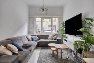 <p>Ruime gesloten bebouwing in Mechelen, vlak bij openbaar vervoer en invalswegen.</p>
<p> </p>
<p>Deze woning biedt een praktische indeling en veel ruimte voor gezinnen of wie op zoek is naar een stadswoning met potentieel. Gelegen aan de stadsrand van Mechelen geniet u van een vlotte verbinding naar het centrum, scholen, openbaar vervoer en het treinstation. De woning beschikt over vier slaapkamers, een gezellige woonkamer en een functionele keuken. De koer zorgt voor een aangename buitenruimte met weinig onderhoud. Dankzij het EPC-label C combineert deze woning ruimte met een gunstige energiescore.</p>
<p> </p>
<p>Belangrijkste ruimtes:<br />• Inkomhal<br />• Woonkamer<br />• Functionele keuken<br />• Badkamer<br />• 4 slaapkamers<br />• Koer<br />• Kelder</p>
<p> </p>
<p>Troeven:<br />• Centrale ligging nabij scholen, openbaar vervoer en station<br />• 4 volwaardige slaapkamers<br />• EPC-label C</p>
<p> </p>
<p>Neem vandaag nog contact op met je ERA-makelaar voor een bezoek.</p>
<p> </p>
<p>JOUW DROOMHUIS. ZO GEVONDEN!</p>