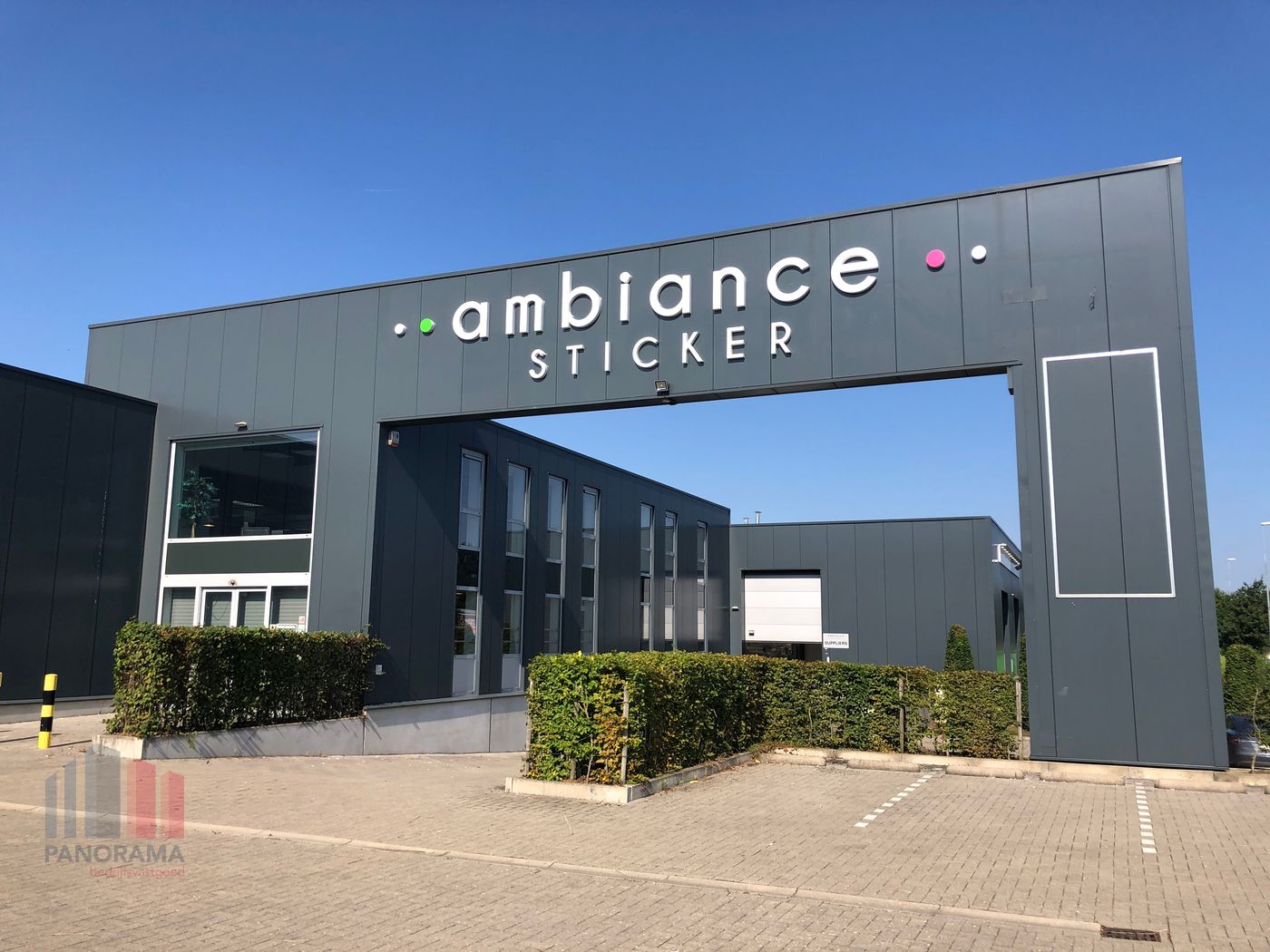 Strategisch gelegen bedrijfsgebouw met hoge zichtbaarheid te koop in Sint-Pieters-Leeuw - foto 1