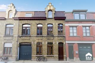 Te koop: ruime woning in het centrum van Ieper, met mogelijkheid tot het creëren van 2 appartementen.Optioneel kan er een ruime garage bij gekocht...