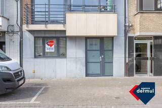 Instapklaar gelijkvloers appartement met zonovergoten tuin en veranda met twee volwaardige slaapkamers en twee badkamers die de mogelijkheden heeft om te douchen of te genieten van een bad. De echte troef? De zonnige tuin met een veranda die alleen maar zorgt voor rust– een heerlijke overgang tussen binnen en buiten, perfect in elk seizoen. Of je nu op zoek bent naar een eerste woning, een zorgeloze investering of een comfortabele thuis: dit appartement combineert ruimte, licht en een uitstekende ligging.<br /> 