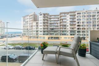 Prachtig 2 slaapkamer appartement met een ruim terras met zeezicht tussen de gebouwen door, gelegen op de tweede verdieping in de residentie "Osea".<br /><br />Indeling: <br />- ruime inkomhal voorzien van ingemaakte kasten (poederlak)<br />- gastentoilet<br />- woonkamer voorzien van een design kast van Lema met aansluitend een ruim prachtig terras<br />- open keuken uitgerust met een spoeltafel, inductie kookplaat (90cm) met ingebouwde dampkap (Novy), vaatwasmachine, frigo, diepvries en combi-oven<br />- grote berging met voorziening aansluiting wasmachine<br />- badkamer voorzien van een enkel lavabomeubel (Korian), douche en ingemaakte kast<br />- slaapkamer 1 (8m²) <br />- slaapkamer 2 (12m²) voorzien van ingemaakte kasten (poederlak) met aansluitend een terrasje met zicht op de prachtige binnentuin van de residentie<br /><br />Pluspunten: <br />- recent gebouw (2019)<br />- zeer kwalitatieve afwerking (keuken Diapal, veiligheidsdeur,..) <br />- mogelijkheid aankopen staanplaats in het gebouw <br />- EPC (A-label) <br />- zeer kwalitatieve duurzame materialen<br />- gelakte deuren met verborgen scharnieren <br /><br />Op zoek naar een instapklaar appartement met ruim terras dichtbij zee met zeezicht? Contacteer ons voor een bezoek ter plaatse. <br /><br /><br />Bestuursmaatregelen in het maatregelenregister: in aanvraag