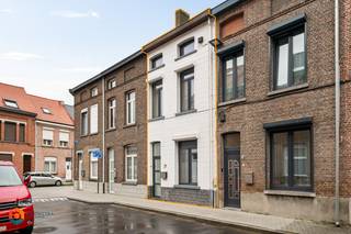 Op een toplocatie, vlakbij het centrum van Mechelen, bevindt zich deze instapklare en smaakvol gerenoveerde woning met drie slaapkamers en...