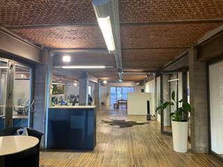 Kantoorruimte op de gelijkvloerse verdieping van het charismatische gebouw Entrepot du Soleil nabij het bloeiende Eilandje. Dit voormalig...