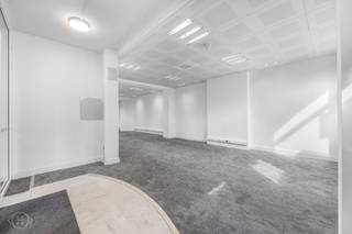 Op een absolute toplocatie in het hart van Leuven bevindt zich dit ruime gelijkvloerse handelspand van ca. 191 m², gelegen aan het Monseigneur Ladeuzeplein. Het pand geniet van een prachtig open zicht op het Ladeuzeplein en de Universiteitsbibliotheek en combineert zo een representatieve uitstraling met een uitstekende bereikbaarheid. Parking Ladeuze bevindt zich vlakbij, net als openbaar vervoer, het station en het volledige commerciële en historische centrum van Leuven. Binnen beschikt het pand over een ruime en polyvalente indeling, aangevuld met sanitair, een keuken en airconditioning. Dankzij de oppervlakte en centrale ligging leent het pand zich uitstekend voor verschillende professionele of commerciële activiteiten. Volgens het EPC beschikt de niet-residentiële eenheid over een bruikbare vloeroppervlakte van 191 m² en energielabel B. Huurprijs: €3.000/maand. Onmiddellijk beschikbaar. Interesse of graag een bezoek? Contacteer ons via info@homies.be of 016 15 37 11. HOMIÉS, an Eye for Immo.