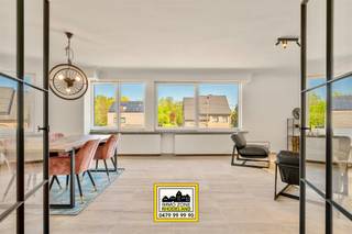 <p>“ABSOLUTE TOPPER” – Afspraak ENIGE BEZOEKDAG uitsluitend telefonisch via Elias Le Juste op 0487/ 33 .10 .10. Welkom in Belsele, waar we dit subliem appartement terugvinden te Marktstraat 167, op de eerste verdieping. Indeling: Bij het binnenkomen word je ontvangen in een stijlvolle hal met links de glazen deur naar de ruime en lichtrijke leefruimte met plaats voor zowel eet- als zithoek. Aansluitend bevindt zich de volledig ingerichte keuken, afgewerkt met kwalitatieve materialen en moderne toestellen. Er is tevens een handige bergruimte aanwezig. Terug in de gang begeven we ons naar de twee volwaardige slaapkamers en naar de elegante badkamer met ruime inloopdouche, wastafel en voldoende kastruimte. Vanop het zuidgericht terras kan je op elk moment van de dag genieten van de zon. Achteraan het gebouw is er ook de mogelijkheid voor het huren van een ruime garage (75 euro/maand). P-score A / G-score A.<br />VOOR ZEER SNELLE BESLISSERS!<br />IMMO ZONE RHODELAND – Elias Le Juste – 0487/ 33 .10 .10</p>