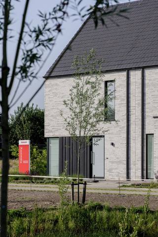 <strong>Deze 100% instapklare Danneels- kijkwoning is te koop. </strong><br /><br />Danneels heet je graag welkom in 'de Brouwerij', onze familievriendelijke nieuwe wijk aan de Torhoutsestraat in Ruddervoorde.<br /><br />Op deze goed gelegen en groene woonlocatie bouwen wij energiezuinige gezinswoningen. <br /><br />De fraaie halfopen bebouwing op lot 7 heeft o.m. een lichtrijke leefruimte, een ingerichte eilandkeuken en badkamer, drie ruime slaapkamers, een zuidwest gerichte afgewerkte tuin met gezellig terras, een garage en extra staanplaats.<br /><br />Deze woning met Energielabel A staat garant voor een lage energiefactuur én een optimaal wooncomfort. <br /><br />De woning werd helemaal geschilderd en wordt aangeboden inclusief alle raambekleding en verlichting.