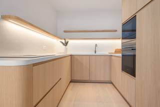 [[ DIT PAND NEEMT DEEL AAN DE ERA OPEN HUIZEN DAG OP 19/9 VAN 14:30 TOT 15:30 ]] <strong>De Panne: Exclusief luxueus appartement met frontaal zeezicht te koop</strong><br /><br />Op een absolute toplocatie aan de Zeedijk van De Panne bevindt zich dit exclusieve, tot in de kleinste details gerenoveerde appartement in de goed onderhouden Residentie Miranmar. <br /><br /><strong>Indeling</strong><br />Via de inkomhal betreedt u de lichtrijke leefruimte met een stijlvolle, volledig uitgeruste open keuken. Terwijl u kookt, geniet u van een uniek frontaal uitzicht op zee. De ruime woon- en eetkamer sluit naadloos aan op het volwaardige terras. Verder beschikt het appartement over een afzonderlijk gastentoilet, een elegante badkamer met een ruime inloopdouche en 3 volwaardige slaapkamers.<br /><br /><strong>Troeven</strong>
<ul><li><strong>Exclusieve ligging: </strong>Frontaal op de Zeedijk, op wandelafstand van winkels, restaurants en het centrum.</li><li><strong>Luxueuze afwerking: </strong>Hoogwaardige materialen en een verfijnde afwerking tot in de kleinste details.</li><li><strong>Adembenemend uitzicht: </strong>Geniet elke dag van een uitzonderlijk frontaal zeezicht vanuit de leefruimte, de open keuken én het ruime terras.</li></ul>
<br />Interesse in dit uitzonderlijke appartement aan zee? Contacteer ons voor meer informatie of plan vandaag nog uw bezoek.