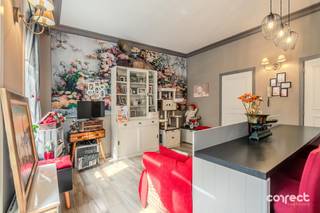CHARMANT GELIJKVLOERSAPPARTEMENT MET TUINTERRAS IN BRUGGE!STARTPRIJS: Elk bod boven deze startprijs, wordt voorgelegd aan de eigenaars, die al dan niet kunnen in gaan op dit aanbod.Op een uitstekende en centrale locatie in Brugge bevindt zich dit sfeervolle gelijkvloersappartement, gerenoveerd in 2010. De woning omvat een inkomhal, gezellige leefruimte met open keuken, praktische berging, badkamer met ligbad/douche, lavabo en toilet en een aangename slaapkamer.De absolute blikvanger is de gezellige buitenruimte met pergola en tuinterras, een heerlijke plek om te ontspannen of gezellig te tafelen.Verder beschikt het appartement over een privatieve kelder en een gemeenschappelijke fietsenberging. Dankzij de lage syndickosten blijven de maandelijkse lasten beperkt.Een bijzonder interessante opportuniteit als starterswoning, investering of tweede verblijf in het Brugse!📞 Contacteer Lorenzo voor een bezoek: 0492 08 08 08 – lorenzo@correctvastgoed.be👉 Online schattingstool: https://www.correctvastgoed.be/schatting