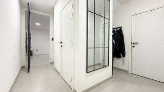 <p><strong>Bij ImmoFusion 7/7 “open huis”: klik op onze 3D-TOUR.</strong><br /><em>Ervaar vastgoed alsof je er zelf doorloopt!</em></p>
<p>Stap binnen in deze uitzonderlijk moderne nieuwbouwwoning (2024), ideaal gelegen als <strong>open bebouwing op een ruim hoekperceel van 528 m² in Koersel</strong>. Deze woning combineert hedendaags wooncomfort, een energiezuinig ontwerp en een hoogwaardige afwerking volgens de nieuwste normen.</p>
<p>Met <strong>3 slaapkamers</strong>, een <strong>ruime afgewerkte garage</strong>, <strong>24 zonnepanelen</strong> en een <strong>volledig omheinde tuin</strong>, is dit de perfecte thuis voor wie op zoek is naar een instapklare gezinswoning met kwalitatieve materialen en een doordachte indeling.</p>
<p>Via de inkomhal is er plaats voorzien voor een vestiarekast, met aansluitend een gastentoilet. Rechts bevindt zich een praktische <strong>berging/wasruimte/technische ruimte</strong>, ideaal voor het wegbergen van voorraad, was en technieken.</p>
<p>Verder komt u binnen in de open leefruimte, waar <strong>living, eetplaats en keuken</strong> naadloos in elkaar overlopen. Dankzij de grote raampartijen geniet u hier de hele dag door van een overvloed aan natuurlijke lichtinval.</p>
<p>De eetruimte bevindt zich centraal tussen keuken en zithoek en vormt zo de perfecte verbindingsplek voor gezellige gezinsmomenten.</p>
<p>De <strong>eilandkeuken</strong> is het kloppend hart van de woning: volledig nieuw, modern ingericht en nog verder af te werken met tablet en toestellen die voorzien worden. Ideaal voor kookliefhebbers die houden van ruimte en functionaliteit.</p>
<p>Op de eerste verdieping bevinden zich <strong>3 volwaardige slaapkamers</strong>, elk met een mooi uitzicht en veel lichtinval.</p>
<p>De badkamer is uitgerust met een <strong>moderne inloopdouche en enkele wastafel</strong>. Daarnaast is er <strong>op elk verdiep een apart toilet</strong>, wat het wooncomfort aanzienlijk verhoogt.</p>
<p>Deze woning onderscheidt zich niet alleen door haar moderne uitstraling, maar ook door haar <strong>uitzonderlijke energiezuinigheid</strong>.<br />Dankzij het <strong>BEN-label A+</strong>, het <strong>zeer gunstige E-peil van -25</strong>, de <strong>driedubbele beglazing</strong> en de <strong>24 zonnepanelen</strong>, geniet u hier van een <strong>extreem lage energiefactuur</strong> en bent u volledig klaar voor de toekomst.</p>
<p>De volledige omheining van het perceel zorgt voor optimale privacy, terwijl het hoekperceel extra lichtinval en een ruimtelijk gevoel biedt.</p>
<p>De <strong>ruime, volledig afgewerkte garage</strong> is een zeldzame troef en kan perfect dienen als hobbyruimte, fietsenberging of extra stockage. De combinatie van de strakke eilandkeuken, het gepolierd betonnen terras en de doordachte indeling maken deze woning tot een echte <strong>instapklare parel</strong>.</p>
<p><strong>Extra pluspunt:</strong> verkoop mogelijk onder <strong>registratierechten (2%)</strong>!<br /><strong>Geen 21% btw zoals bij klassieke nieuwbouw</strong> – een enorme financiële meerwaarde.</p>
<p><strong>Pluspunten:</strong></p>
<ul>
<li>Nieuwbouw 2024</li>
<li><strong>EPB A+ – E-peil -25 (!!)</strong></li>
<li>BEN-label A</li>
<li>24 zonnepanelen</li>
<li>Open bebouwing op hoekperceel</li>
<li>Volledig omheind + oprit &amp; terras in gepolierd beton</li>
<li>Moderne open leefruimte met eilandkeuken</li>
<li>3 slaapkamers – 2 aparte toiletten</li>
<li>PVC ramen met driedubbele beglazing</li>
<li>Ruime afgewerkte garage</li>
<li>Aankoop mogelijk aan 2% registratie</li>
</ul>
<p><strong>Voor een bezichtiging ter plaatse of meer info:</strong><br />Bel ons op <strong>078/78.78.70</strong>, of kom gewoon binnen op ons kantoor – <strong>steeds welkom!</strong></p>