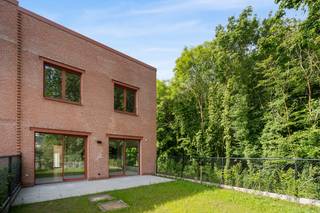 <br />In het residentiële project Eilandpark ontdek je deze moderne en energiezuinige woning die volledig is afgestemd op het comfort van een hedendaags gezin. Binnenin geniet je van ruime leefruimtes waar woonkamer, eetplaats en keuken mooi in elkaar overlopen, wat zorgt voor een open en warme sfeer.<br /><br />De woning beschikt over drie volwaardige slaapkamers die voldoende ruimte bieden voor een gezin, een thuiskantoor of logeerkamer. Daarnaast is er een verzorgde badkamer en voldoende praktische opbergruimte, waardoor het dagelijkse comfort optimaal wordt ondersteund. Buiten vind je een gezellige, private tuin waar je in alle rust kan ontspannen, genieten met familie of vrienden, of simpelweg tot rust komen na een drukke dag.<br /><br />Een bijzonder handige troef is de aparte berging met rechtstreekse toegang vanaf de straatzijde. Deze ruimte is ideaal voor het stallen van fietsen, vuilniscontainers of tuinmateriaal, maar maakt het ook bijzonder eenvoudig om de wagen vlot te laden en lossen zonder door de woning te moeten gaan.<br /><br />Ook op energetisch en technisch vlak is deze woning helemaal klaar voor de toekomst. Ze werd uitgerust met duurzame en energiezuinige technieken zoals:<br />• een warmtepomp<br />• zonnepanelen<br />• vloerverwarming<br />• BEN-norm (E10)<br />• zeer lage energiekosten<br />• en een aanzienlijke vermindering van de onroerende voorheffing gedurende 5 jaar<br /><br />De ligging vormt een bijkomende sterke troef. De woning bevindt zich in een rustige, groene omgeving waar wonen echt tot zijn recht komt. Tegelijkertijd woon je op wandelafstand van de markt van Sint-Lievens-Houtem en vlak bij het vernieuwde en natuurlijke Eilandbos. Zo combineer je het beste van twee werelden: rust en natuur enerzijds, en nabijheid van voorzieningen anderzijds.<br /><br />Tot slot is er nog een belangrijk voordeel: de woning is beschikbaar bij akte. Dat betekent dat je zonder lange wachttijden of bouwvertragingen meteen kan verhuizen naar je nieuwe thuis.<br /><br />Benieuwd naar deze woning of het volledige aanbod? Ontdek meer via www.eilandpark.be en plan vandaag nog je bezoek.