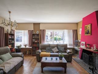 <strong>Stijlvol tweeslaapkamerappartement met mid-century karakter nabij Gent-Sint-Pieters</strong><br /><br />Dit verzorgd appartement met een bewoonbare oppervlakte van 92 m² bevindt zich op de gelijkvloerse verdieping en geniet, dankzij de gunstige oriëntatie, van een aangename en warme lichtinval gedurende de hele dag.<br /><br />De residentie is een kleinschalig en goed onderhouden gebouw met tien entiteiten, gelegen in de rustige en residentiële Sportstraat.<br /><br />De centrale inkomhal met vestiaire en zithoek vormt het hart van het appartement en biedt toegang tot alle ruimtes. Aan de straatzijde bevindt zich de lichtrijke leefruimte met eetplaats. Met zijn originele mozaiek parketvloeren en marmeren schouwelement geven het geheel een tijdloze uitstraling in typische jaren ’60-stijl.<br /><br />Centraal in het appartement liggen de keuken met aansluitende wasplaats en de badkamer. Aan de achterzijde bevinden zich twee ruime slaapkamers, waarvan één via een groot raam uitgeeft op de buitenruimte en de achtergelegen garages.<br /><br />Huurprijs: 1.052 euro/maand (incl. kosten)<br />Reeds 22 jaar verhuurd aan een oudere dame die absolut wenst te verder te huren.<br /><br />Extra troef is privatieve kelderberging en de mogelijkheid tot het kopen van een garagebox aan 40.000 euro<br /><br /><strong>Kortom, een interessante investering op een topligging, met een betrouwbaar rendement in een verzorgd gebouw.</strong><br /><br />(Aandeel kosten opmeting en opmaak basisakte ten laste van de koper)<br />Voor meer informatie, mail naar info@carloeggermont.be