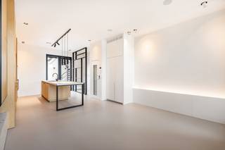 <span>Quares - TREVI Groep presenteert :<br /><br />Indeling</span>: <br />Gelegen in de gegeerde Pacificatiestraat te Antwerpen presenteert deze uitzonderlijke woning zich als een harmonieus samenspel van luxe, comfort en verfijnde architectuur. De totaalrenovatie werd uitgevoerd in 2019 met een eerste ingebruikname in 2022, waarbij elk detail met de grootste zorg werd afgewerkt. Hoogwaardige parketvloeren en stijlvolle gietvloeren versterken de moderne en warme uitstraling, terwijl de overvloedige lichtinval en de zuidgerichte oriëntatie de ruimtes een bijzonder aangenaam karakter geven. De woning is volledig instapklaar met een EPC-score B en conforme elektriciteit, en werd uitgerust met een geavanceerd domoticasysteem, alarmsysteem en digicode, wat veiligheid en gebruiksgemak perfect combineert. Vloerverwarming, aangevuld met radiatoren waar gewenst, zorgt voor optimaal comfort, terwijl een lift die alle niveaus verbindt, van de kelder tot het dakterras op de vierde verdieping.<br /><br />De kelderverdieping omvat een mooie wijnkelder en een praktische wasruimte. Op het gelijkvloers bevindt zich een inkomhal met toegang tot een volwaardig geïntegreerd “appartement”: een leefruimte met volledig uitgeruste keuken, een aparte slaapkamer met ensuite badkamer voorzien van inloopdouche en een koertje van 4,65 m². Deze ruimte leent zich perfect als kangoeroewoning, gastenverblijf of derde slaapkamer, en maakt integraal deel uit van de woning. De eerste verdieping herbergt een royale slaapkamer van circa 18 m² met dressing en een stijlvolle badkamer met inloopdouche. Op de tweede verdieping bevindt zich een tweede ruime slaapkamer van ongeveer 22 m² met ensuite badkamer, uitgerust met zowel bad als inloopdouche.<br /><br />De derde verdieping vormt het hart van de woning met een lichtrijke leefruimte en open keuken, die rechtstreeks toegang biedt tot een terras van 8 m². Via een trap (of met de lift) bereikt u het vierde niveau, waar twee ruime zonneterrassen verbonden worden door een unieke zomerkeuken/binnenlounge met schuifdeuren aan beide zijden. Deze harmonieuze buitenbeleving biedt een prachtig, vrij zicht over de omliggende daken en volledige privacy zonder inkijk. <br /><br />De slaapkamers zijn voorzien van maatwerk inbouwkasten en de woning ademt doorheen alle verdiepingen een gevoel van rust en verfijning.<br /><br />Daarnaast bestaat de mogelijkheid tot aankoop van twee ondergrondse binnenparkings onder de Carrefour: een afgesloten garagebox aan 65.000 euro en een autostaanplaats aan 45.000 euro, beide optioneel maar beschikbaar.<br /><br /><br /><span>Omgeving</span>:<br />De Pacificatiestraat geniet van een uiterst gegeerde ligging op het Zuid, één van de meest dynamische en stijlvolle buurten van Antwerpen. Hier woont u in een rustige straat met een residentieel karakter, terwijl u zich op wandelafstand bevindt van tal van trendy restaurants, gezellige cafés, boetieks en culturele hotspots. De nabijheid van het Museum van Schone Kunsten, de vernieuwde Scheldekaaien en verschillende parken zorgt voor een aangename combinatie van stadsleven en ontspanning.<br /><br />Dankzij de uitstekende bereikbaarheid met zowel het openbaar vervoer als belangrijke invalswegen verplaatst u zich vlot in en rond de stad. Fietsers en wandelaars genieten bovendien van de nabijgelegen groene zones en de levendige pleinen die deze buurt zo aantrekkelijk maken. De omgeving staat bekend om haar architecturale charme, brede straten en kwalitatieve residenties, wat bijdraagt aan een exclusieve en aangename woonbeleving.