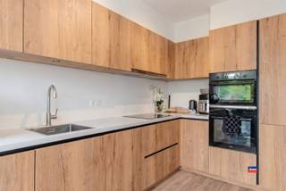 <p><span>EDEGEM | KNAP GERENOVEERD APPARTEMENT MET TWEE SLAAPKAMERS EN GARAGEBOX | EPC B |</span></p><p><span>Indeling als volgt: Inkomhal - ruime leefruimte - volledig geïnstalleerde keuken - terras vooraan - twee slaapkamers waarvan één  met toegang tot terras achteraan - badkamer met inloopdouche, lavabomeubel en handdoekdroger - aparte toilet - berging.</span></p><p><span>Extra troeven : </span></p><ul><li><span>EPC B (energiezuinig)</span></li><li><span>Elektriciteit conform</span></li><li><span>Dak conform en geïsoleerde gevels</span></li><li><span>Aparte meters voor gas en elektriciteit</span></li></ul><ul><li><span>Gelegen op de eerste verdieping van goed onderhouden gebouw met lift</span></li></ul><ul><li><span>Terras aan voor- én achterzijde</span></li><li><span>Garagebox inbegrepen (voorzien van elektriciteit)</span></li></ul><ul><li><span>Gelegen op </span><span>een uitstekende locatie in Edegem, vlakbij winkels, openbaar vervoer en andere voorzieningen, op een boogscheut van Centrum-Mortsel.</span></li></ul><p><span> </span></p><p><span>Gemeenschappelijke kosten bedragen 154,58 euro  per maand (Syndicus, blokbpolis, water, lift, minuterie, onderhoud, ...).</span></p><p><span>Ideaal als starterswoning, maar ook als investering. De woning is momenteel verhuurd, wat zorgt voor een onmiddelijk en aantrekkelijk rendement. </span></p><p><span>Momenteel wordt het verhuurd voor 860 euro  per maand (excl. kosten).</span></p><p><span> </span></p>