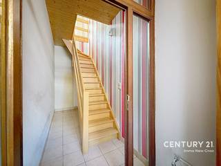 Dit appartement is gelegen te Knokke, vlak naast de drukke winkelstraten, op wandelafstand van allerlei faciliteiten en de zee. <br /><br />Indeling: Inkomhal met trap, woonkamer met eetruimte, afzonderlijke grote keuken met berging, op het verdiep is een badkamer, toilet, 2 slaapkamers en bureel. <br />Op het tweede verdiep zijn nog 2 slaapkamers. <br /><br />Zeer ruim appartement! <br /><br />veel trappen, geen lift!