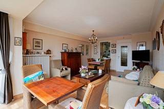 Ontdek dit charmante appartement op een topligging in de Knokke, gelegen aan de gegeerde Kustlaan 77, op wandelafstand van het...