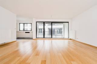 <p><span>Bel appartement lumineux au 4ème étage d'un immeuble en face du musée de la BD. Hall d'entrée avec toilette séparé. Séjour spacieux avec cuisine ouverte entièrement équipée (taque électrique, four, hotte, lave-vaisselle, réfrigérateur) et terrasse spacieuse (8m²). Salle de bain avec baignoire, douche et double vasque, deux chambres à coucher spacieuses (16m² &amp; 15m²). Finition de haute qualité avec parquets, PEB favorable et installation électrique conforme. Cave privative et grand parking dans l'immeuble à acheter en plus (+ 35 000 €). Super bien situé dans le centre. A proximité des transports en commun, des commerces et des parcs.</span></p>