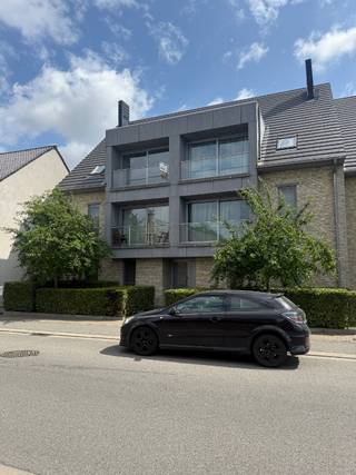 Gelegen in een groene en rustige omgeving, op wandelafstand van het centrum van Buggenhout, vindt u dit lichtrijke appartement op de...