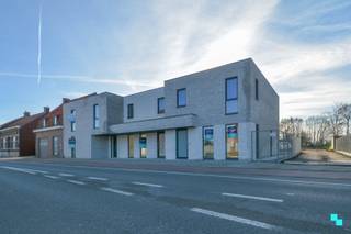 <strong>Fijn afgewerkte nieuwbouwwoning</strong> (lot 3) met zuid georiënteerde tuin en <strong>carport</strong>, gelegen op een perceel van 206 m² in een kleinschalige verkaveling. Gelegen in Hooglede (Sleihage) tussen Roeselare en Staden en met een zeer vlotte verbinding. <em>Verkoop onder BTW-stelsel. 6% BTW mogelijk onder voorwaarden. Prijzen zijn excl. kosten. </em>Indeling: inkomhal, apart gastentoilet, lichtrijke leefruimte met moderne en hedendaagse keuken en annex berging/wasplaats. Op de eerste verdieping bevindt zich de nachthal, tweede toilet, ingerichte badkamer, drie slaapkamers en berging. Exterieur: zuid georiënteerde tuin met carport en aansluitend tuinberging. Volledige afwerking inclusief gordijnen enzovoort. Ontdek de verdere technische informatie en troeven op www.bordes.be. Justine organiseert voor deze woning de bezoeken ter plaatse, mits het maken van een afspraak.
