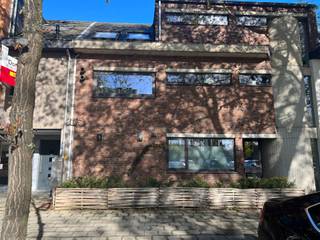 <p><strong>Ruim gerenoveerd gelijkvloers appartement met 2 slaapkamers en tuin.</strong></p>
<p>Dit ruime gelijkvloers appartement werd recent volledig gerenoveerd.</p>
<p>Via de inkomhal kom je in een gezellige en lichtrijke woonkamer met uitzicht op een aangename binnentuin. In de hal bevindt zich tevens een apart gastentoilet.</p>
<p>Op het gelijkvloers is er een moderne badkamer met inloopdouche, toilet en een dubbele lavabo in een stijlvol meubel. Verder vind je hier ook een ruime slaapkamer.</p>
<p>De ingerichte keuken is voorzien van kwalitatieve toestellen, waaronder een inductiekookplaat van Smeg, een combi-oven, koelkast en vaatwasser. Daarnaast is er een aparte wasplaats.</p>
<p>Op de bovenverdieping bevindt zich een tweede slaapkamer en een extra badkamer met ligbad en lavabo.</p>
<p><strong>De verwarming is met caloriemeters, deze zal maandelijks verrekend worden en moeten worden bijbetaald door de huurder. De afrekening zal 1 keer per jaar worden opgemaakt en verrekend met de huurder.<br /><br /></strong>Bijzonderheden:<strong><br /></strong>Het maandelijkse bedrag bedraagt : €230<br />Beschikbaarheid: 1/06/2026<br />EPC: C-label</p>