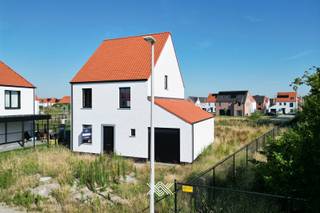 Deze casco nieuwbouwwoning met drie slaapkamers en een bewoonbare oppervlakte van 187 m² ligt op een perceel van 587,17 m² in de nieuwe...