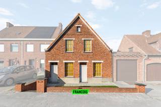 In de Poperingseweg te Vlamertinge vinden we deze te renoveren woning terug. Dankzij zijn centrale ligging ben je in een mum van tijd in het...