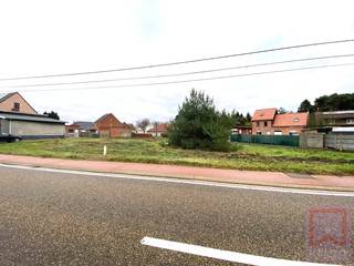 Gunstig gelegen bouwgrond voor open bebouwing, gelegen Kiezel, groot 11a14ca, met straatbreedte van +-40m. Troef: perceel is eveneens bereikbaar...