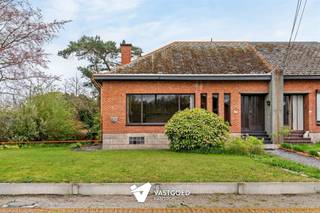 <p><span>Te renoveren woning met 3 slaapkamers op rustige doch centrale ligging in Lummen (Meldert).</span></p><p><span> </span></p><p><span>Belangrijkste troeven: </span></p><p><span>- Rustige ligging</span></p><p><span>- Tal van renovatie mogelijkheden</span></p><p><span>- Ruime kelder met inrit</span></p><p><span>- Groene omgeving</span></p><p><span>- 3 slaapkamers</span></p><p><span> </span></p><p><span>Bekijk zeker ook de afmetingen. Zo krijgt u van thuis uit al een perfect beeld van wat deze woning te bieden heeft! </span></p><p><span> </span></p><p><span>Wenst u meer info of een vrijblijvende bezichtiging, contacteer dan ons kantoor op het nummer 011 85 15 15 en wij helpen u graag verder. </span></p>