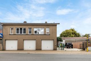 Graag bieden wij u deze bel-etage aan gelegen in het centrum van Bever. De woning werd als volgt ingedeeld: op het gelijkvloers: 3 garages elk...
