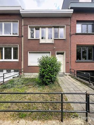 Charmant gerenoveerde woning met 3 slaapkamers en zonnige tuin, gelegen op wandelafstand van station Antwerpen-Berchem. Dankzij de ligging in een doodlopende straat geniet u hier van optimale rust en privacy. Bovendien bevindt zich aan het begin van de straat een gezellige speeltuin, wat deze woning extra aantrekkelijk maakt voor gezinnen.<br />Bij het binnenkomen wordt u verwelkomd in de inkomhal met een apart gastentoilet. Verder leidt de hal naar de lichtrijke leefruimte, uitgerust met elektrische rolluiken. Aansluitend bevindt zich de volledig ingerichte keuken met vaatwasser, keramische kookplaat, dampkap, koelkast, microgolfoven en diepvries.<br />Via de eetkamer heeft u toegang tot de aangename tuin, waar u van de zon kunt genieten. Achteraan de tuin bevindt zich bovendien een praktische berging, ideaal voor het opbergen van tuinmateriaal en fietsen.<br />Op de bovenverdieping bevinden zich 3 slaapkamers en een moderne badkamer uitgerust met toilet, lavabo en een stijlvolle inloopdouche.<br />Daarnaast is de woning volledig onderkelderd, wat zorgt voor bijzonder veel extra stockageruimte. Ook de aansluiting voor wasmachine en droogkast bevindt zich hier.<br />Onmiddellijk beschikbaar.