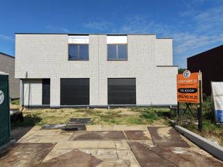 <p>Energiezuinig wonen in een rustige, groene omgeving</p><p>Tijdelijke actie: de 1ste koper ontvangt 10 operationele zonnepanelen van 460 Wp, ter waarde van € 5.000, volledig GRATIS.</p><p>In Project Veldzicht in Begijnendijk bevinden zich momenteel al 4 woningen in de ruwbouwfase en zullen binnenkort wind- en waterdicht zijn. Wie snel beslist, kan de materialen en afwerking nog naar eigen smaak kiezen.</p><p>De woning ligt in een doodlopende straat en geniet van een rustige ligging met een open, landelijk uitzicht aan de achterzijde. Tegelijk woon je op wandelafstand van het station, met verbindingen richting Antwerpen, Hasselt, Leuven en Brussel. Ook het centrum van Begijnendijk en de stad Aarschot bevinden zich vlakbij.</p><p>Op het gelijkvloers is er een inkomhal met apart gastentoilet. Verder beschikt de woning over een inpandige garage, een ruime leefruimte en een open keuken. Dankzij de grote raampartijen geniet je hier van veel natuurlijk licht en een mooi zicht op de tuin en de achterliggende weide.</p><p>De eerste verdieping omvat 3 volwaardige slaapkamers, een nachthal met afzonderlijk toilet en een praktische wasberging. De badkamer heeft plaats voor een ligbad, een aparte douche en een dubbele wastafel.</p><p>Voor een laag energieverbruik en een hoog wooncomfort wordt de woning voorzien van:</p><p>* een warmtepomp met vloerverwarming;<br />* ventilatiesysteem type D;<br />* regenwaterrecuperatie;<br />* 10 zonnepanelen van 460 Wp;</p><p>De verkoop gebeurt onder de Wet Breyne (12% registratie op de grond en 21% btw op de constructie)</p><p>Interesse in deze woning? Contacteer ons via 016 90 10 21 of info@future-home.be.<br /> </p>