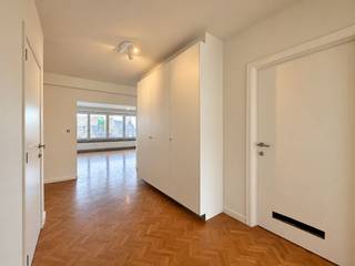 Ontdek deze prachtige penthouse in de Limburgstraat, op een uitzonderlijke locatie in het historische hart van Gent. De Sint-Baafskathedraal, het Belfort en de Korenmarkt bevinden zich op wandelafstand, net als tal van winkels, restaurants en gezellige koffiehuizen. Dankzij de nabijheid van het openbaar vervoer geniet u bovendien van een uitstekende bereikbaarheid.<br /><br />Het appartement werd dit jaar volledig gerenoveerd met bijzondere aandacht voor comfort en energiezuinigheid. Driedubbele beglazing, een nieuwe badkamer, vernieuwde keukentoestellen, maatwerk en schilderwerken zorgen voor een hoogwaardige afwerking. Dankzij deze ingrepen beschikt het appartement over een gunstig EPC-label B.<br /><br />Het appartement bevindt zich op de bovenste verdieping van een residentie met rustige bewoners. U betreedt het pand via de inkomhal die beschikt over een inbouwkast met aansluiting voor een wasmachine, en een gastentoilet. De vernieuwde badkamer is uitgerust met een lavabo, inloopdouche en handdoekdroogrek. Vooraan bevinden zich de bijzonder ruime, lichtrijke leefruimte en afzonderlijke ingerichte keuken met toegang tot een balkon. Achteraan geven twee volwaardige slaapkamers, waarvan 1 met inbouwkast, uit op het ruime, zuidgerichte terras met zonneluifel. Een privatieve kelderberging van 5 m², fietsenstalling en overdekte autostaanplaats vervolledigen het geheel.<br /><br />Dit fantastische penthouse met uitzicht op de Gentse torens is onmiddellijk beschikbaar voor €1.250/maand, vermeerderd met €80 gemeenschappelijke kosten. De autostaanplaats is optioneel bij te huren aan € 150/maand. Elektriciteit, gas en water zijn afzonderlijk ten laste van de huurder. Domicilie is verplicht.<br /><br />Interesse? Mail naar gent@immofrancois.be of bel 09 247 67 66 om deel te nemen aan de bezoekdag!<br /><br />