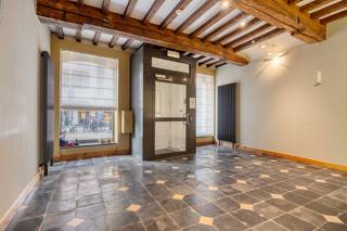 In het historische hart van Mechelen bevindt zich dit uitzonderlijke pand met een nuttige oppervlakte van ca. 670 m². Dankzij de dubbele huisnummering en brede gevel geniet het eigendom van een sterke uitstraling én een uniek zicht op de Dijle.<br /><br />Op het gelijkvloers bevindt zich het voormalige notariskantoor, ideaal voor vrije beroepen, kantoor of praktijkruimte. De bovenliggende verdiepingen zijn klaar voor bewoning en bieden ruimtes met tal van mogelijkheden: combinatie wonen-werken, investering of exclusieve stadsresidentie.<br /><br />Troeven:<br />* Topligging<br />* Ca. 670 m² nuttige oppervlakte<br />* Zicht op de Dijle<br />* Parking aanwezig (zeldzaam in centrum Mechelen)<br />* Mooi verzorgd en goed onderhouden pand<br />* Gelegen op wandelafstand van het station, de Grote Markt, winkels en horeca<br />* Een unieke opportuniteit voor wie ruimte, karakter en locatie wil combineren in het centrum van Mechelen.<br /><br />Interesse? Contacteer ons via ken@immovos.be of 0477/ 29 72 50 voor meer informatie of een bezoek ter plaatse.