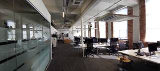 Vlakbij de Leieboorden vinden we deze top-afgewerkte kantoorruimte terug met een oppervlakte van 530m².<br /><br />Kantoorruimte / multifunctionele ruimte gelegen op de eerste verdieping in de klassevolle residentie De Kien bestaande uit: ontvangst, open landscapeburelen, aparte burelen /meetingboxen + 2 grote vergaderruimtes, sanitaire voorzieningen met douche, refter, berging, computervloer &amp; mooie vrije hoogte. Kortom een kantoor met karakter &amp; de nodige uitstraling. <br /><br />Te huur wegens interne verhuis. Ruime parking beschikbaar. <br /><br />(ref. De Kien: Agilitas / HLB / Chronos / KVK / Get Driven/ Korfina...)<br /><br />Interesse? Bel of mail Jasper 0479/27 71 92 - jasper@immopottelberg.be